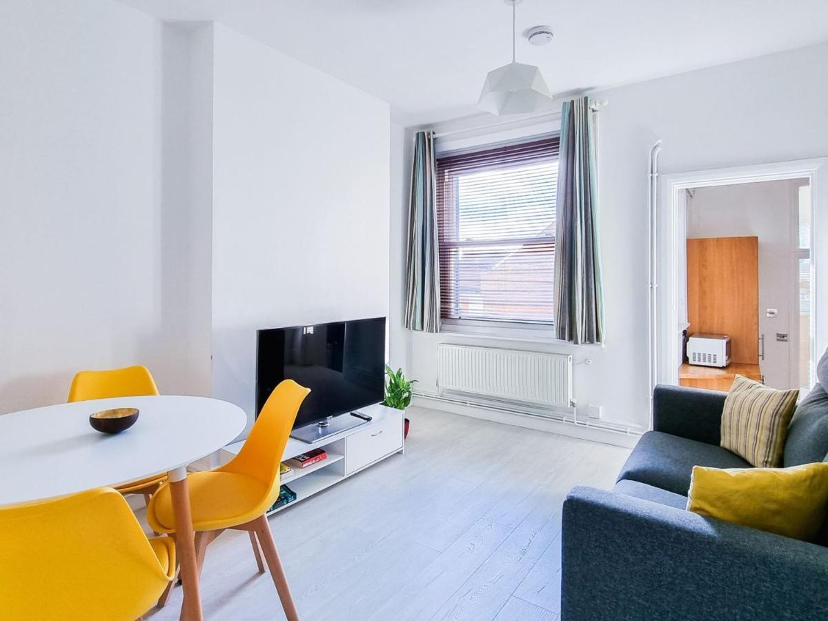 Ferienwohnung Pass The Keys Wimbledon Hideaway London Exterior foto