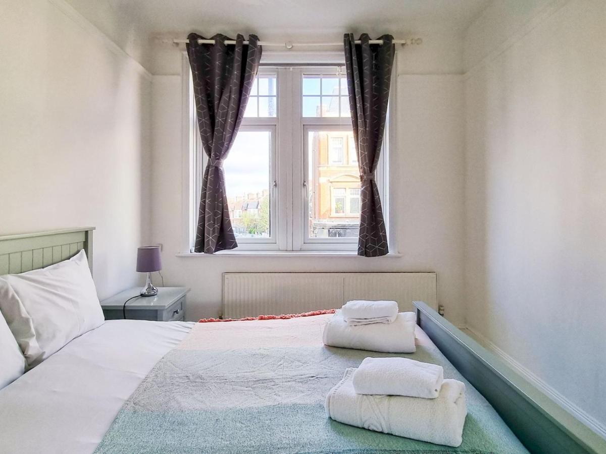 Ferienwohnung Pass The Keys Wimbledon Hideaway London Exterior foto
